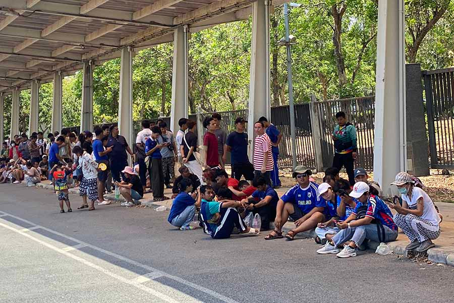 Cổ động viên xếp hàng từ sáng chờ xem tuyển futsal Thái Lan đá chung kết