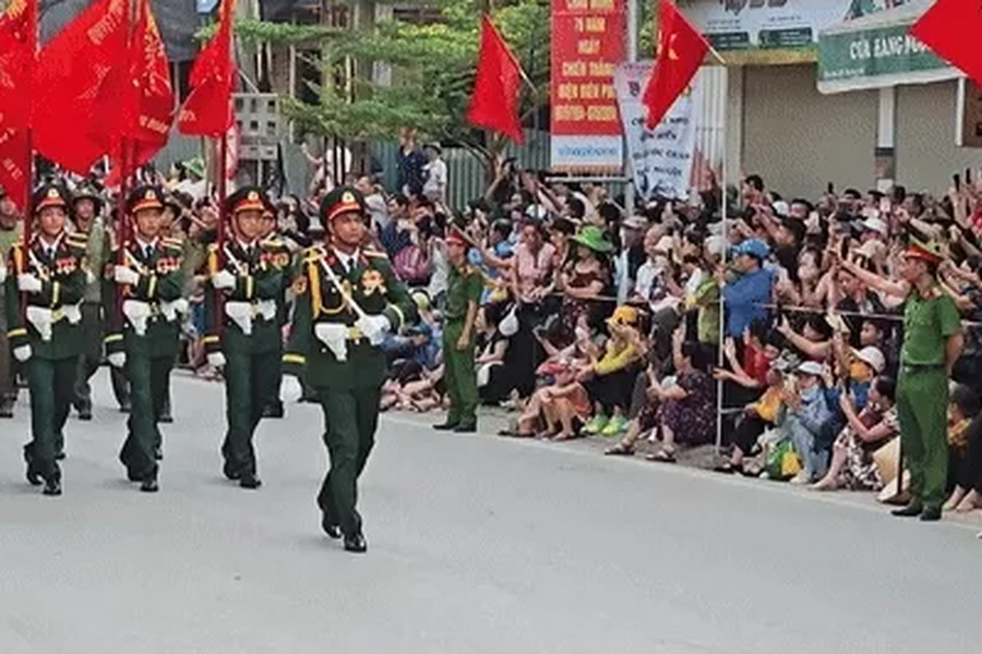 Người dân đứng kín bên đường, reo vang cổ vũ các khối diễu binh ở Điện Biên