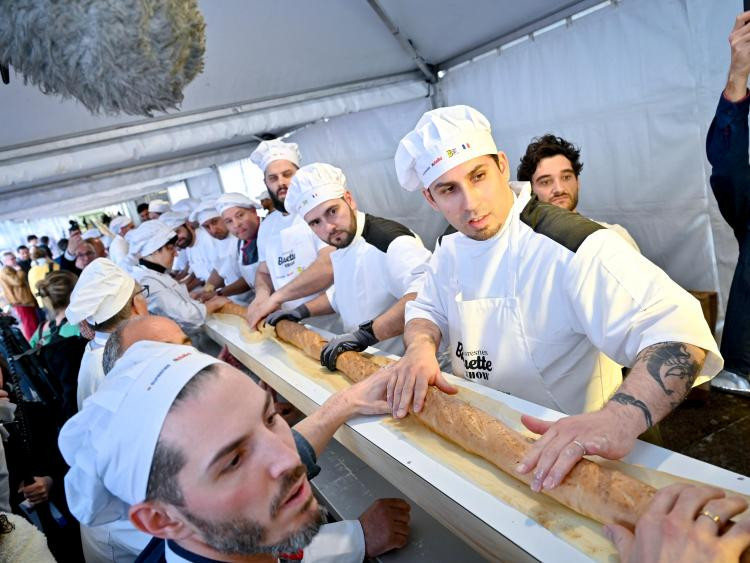 Chiếc bánh mì baguette dài 140 mét "khuấy đảo" thế giới