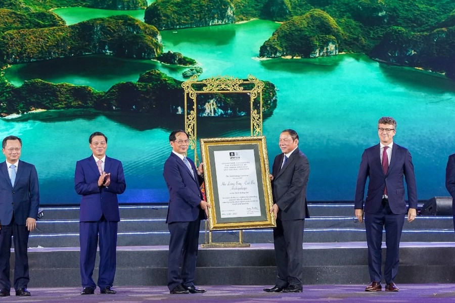 UNESCO trao Bằng chứng nhận Di sản Vịnh Hạ Long - Quần đảo Cát Bà
