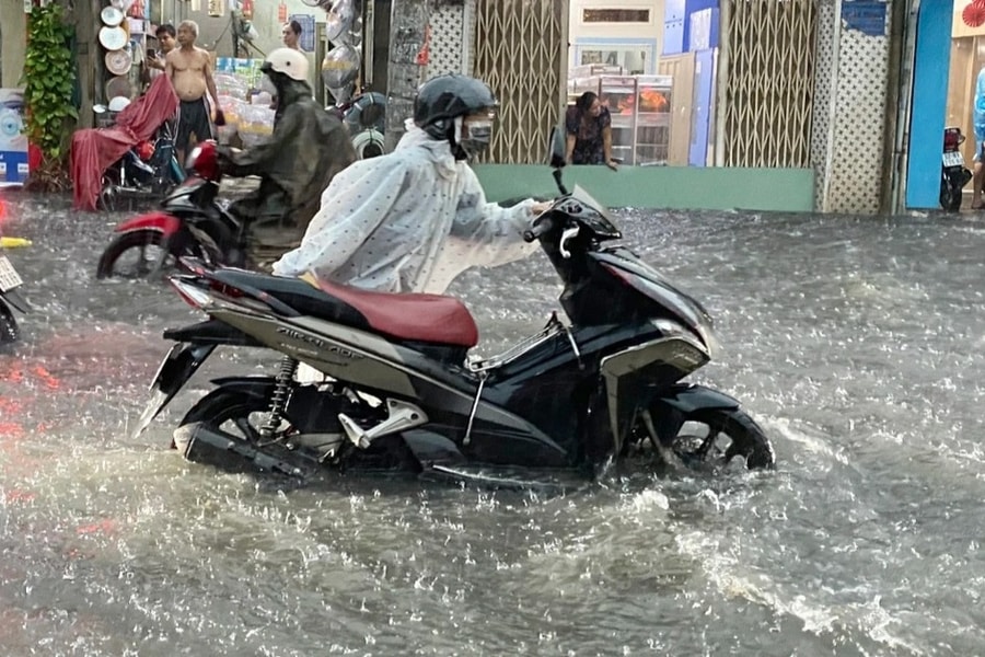 Mưa lớn giờ tan tầm ở TPHCM, nhiều tuyến đường ngập nửa bánh xe