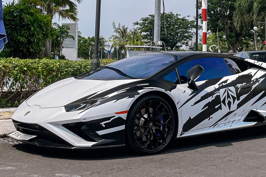 Cận cảnh siêu xe Lamborghini Huracan EVO triệu đô của tay chơi Sài Gòn trẻ tuổi