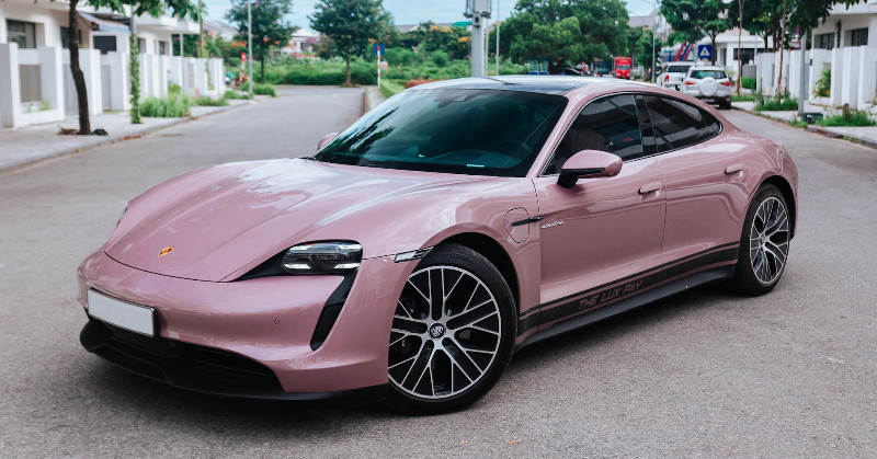 9X Hà Nội chi hơn 2 tỷ cho loạt trang bị 'xịn xò' trên Porsche Taycan màu hồng