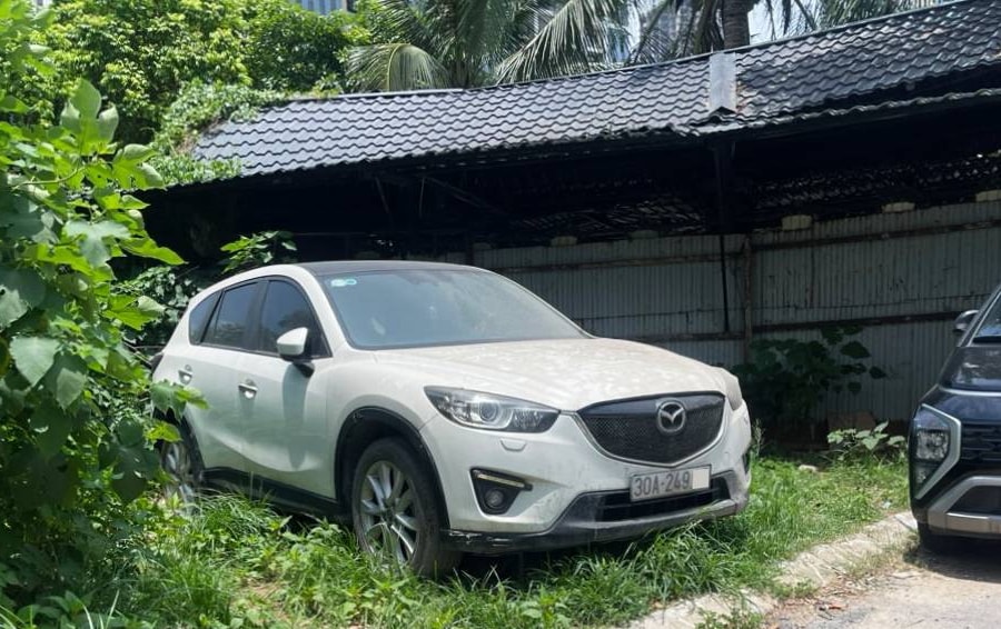 'Bỏ quên' Mazda ở quán bia Hà Nội nhiều năm, chủ xe xuất hiện với lý do bất ngờ