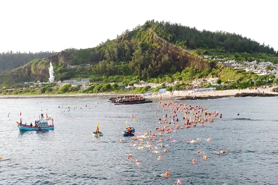 600 athletes participate in Ly Son Cross Island swimming competition