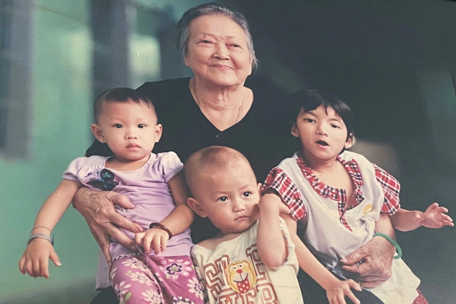 Người mẹ 87 tuổi nuôi 125 đứa con: 'Má mất, tụi con đừng đến viếng hoa'