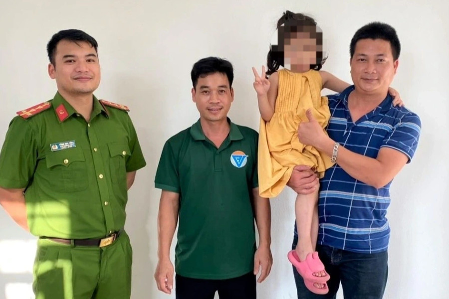 Bé 5 tuổi bị bố mẹ bỏ quên ở trạm dừng nghỉ cao tốc Cao Bồ - Mai Sơn