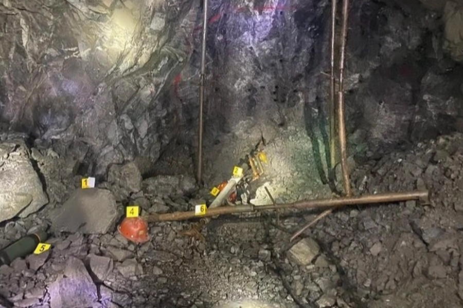 Nổ mìn làm đá rơi ở hầm lò, 2 công nhân thương vong