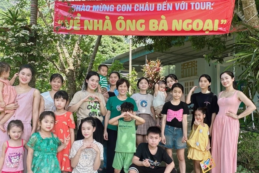 'Tour về nhà ông bà ngoại' của gia đình có 6 cô con gái ở Hòa Bình gây sốt