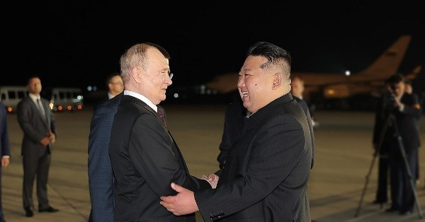 Tổng thống Nga Putin tặng ông Kim Jong Un siêu xe Aurus