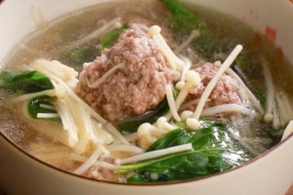 Cách nấu canh thịt bò nấm kim châm đơn giản