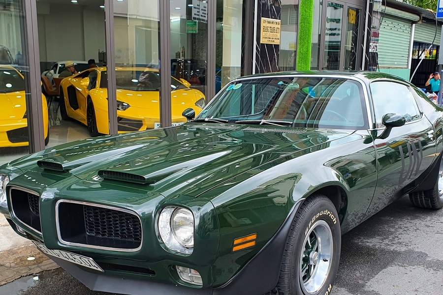 Ông Đặng Lê Nguyên Vũ dạo phố với xe hàng hiếm Pontiac Firebird trên 40 năm tuổi