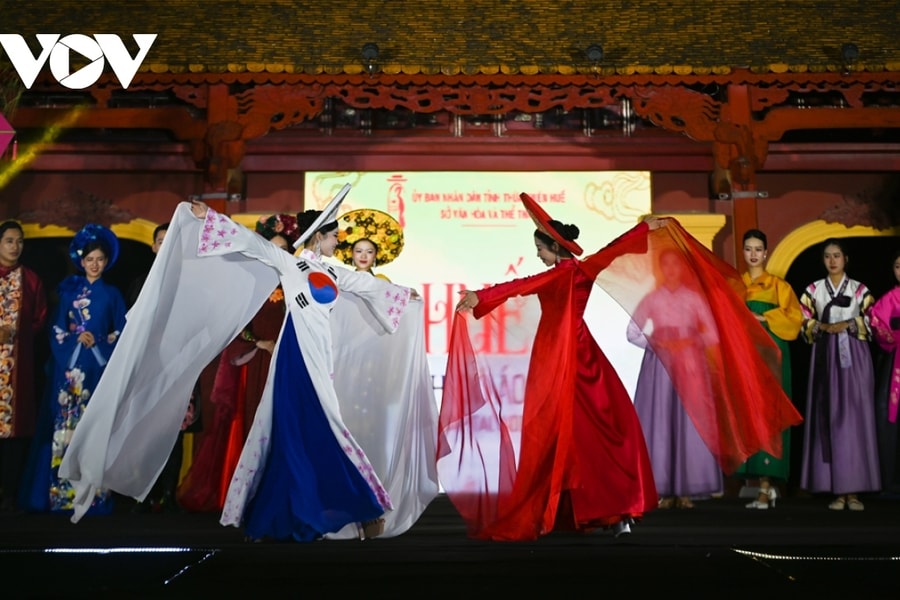 Traditional Áo dài and Hanbok costumes hit Hue catwalk stage