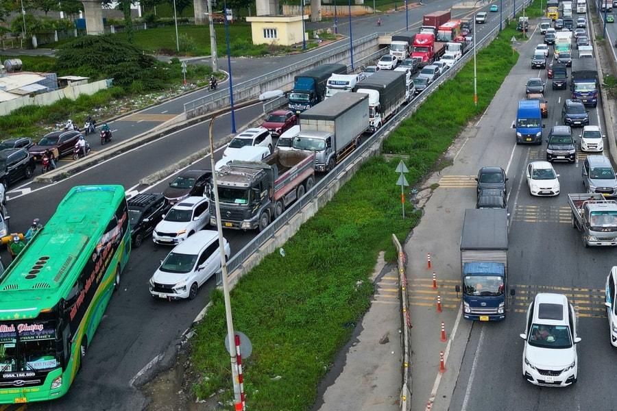 Cao tốc TPHCM - Long Thành bị đóng, ô tô 'rồng rắn' trên quốc lộ