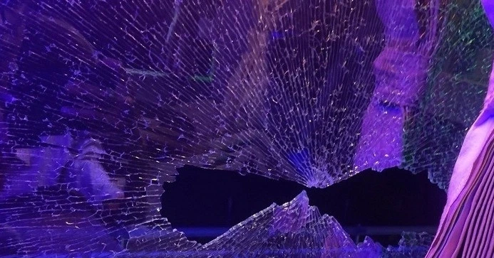 Hàng loạt xe khách nghi bị bắn vỡ kính trên cao tốc Mỹ Thuận - Cần Thơ