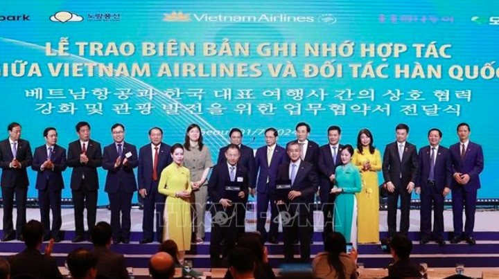 Vietnam Airlines welcomes 15 millionth passenger on Vietnam - RoK route