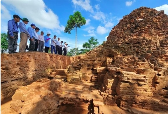 Ancient Buddha statue head unearthed in Thua Thien-Hue