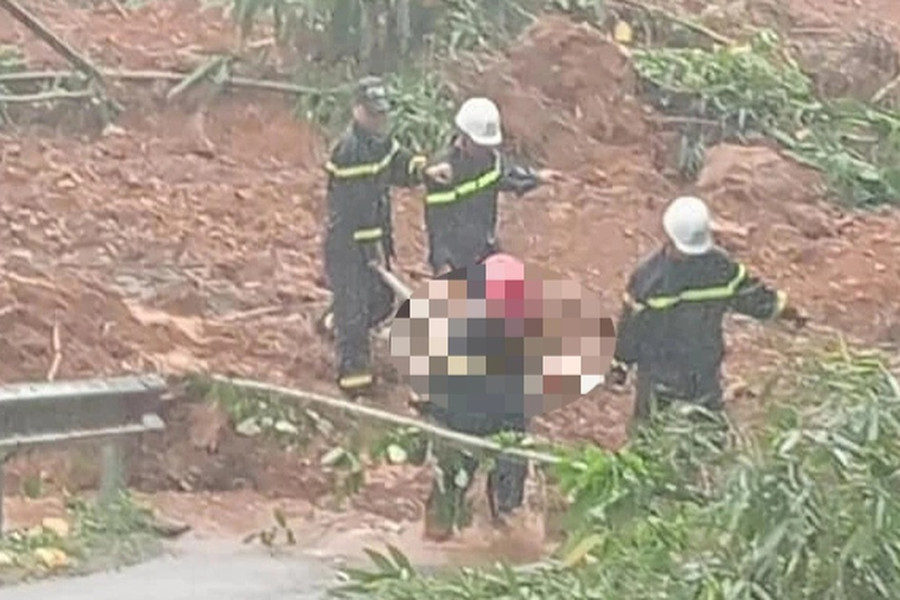 Xe khách bị đất vùi lấp ở Hà Giang, ít nhất 7 người tử vong