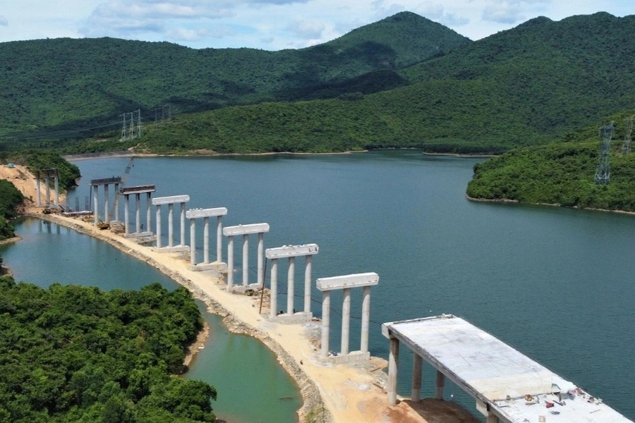 Những cây cầu kỳ vĩ xuyên thung lũng, vượt hồ trên cao tốc Vũng Áng - Bùng
