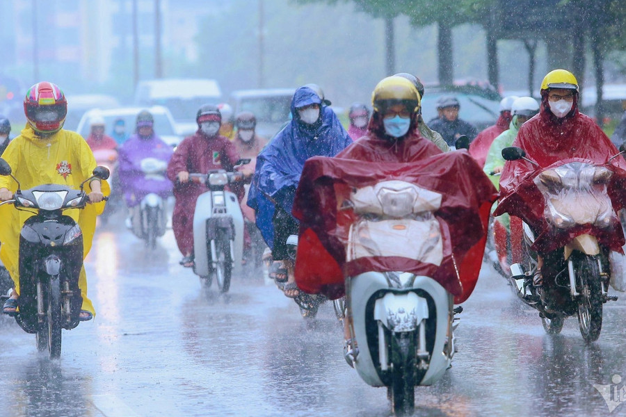 Miền Trung tiếp tục mưa lớn, xuất hiện vùng áp thấp gần Biển Đông