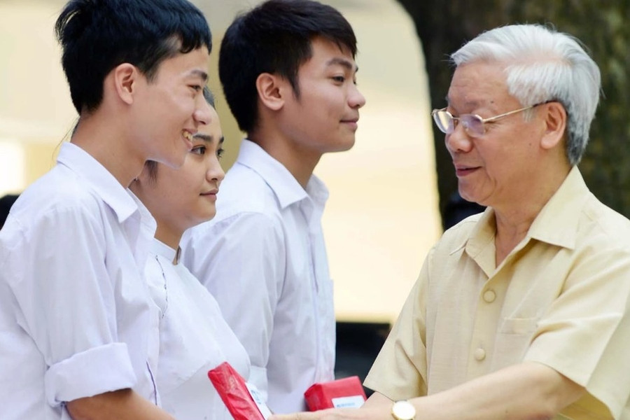 Tổng Bí thư và kỷ niệm trường cũ: 'Xin phép thầy cô gọi em là cựu học sinh'