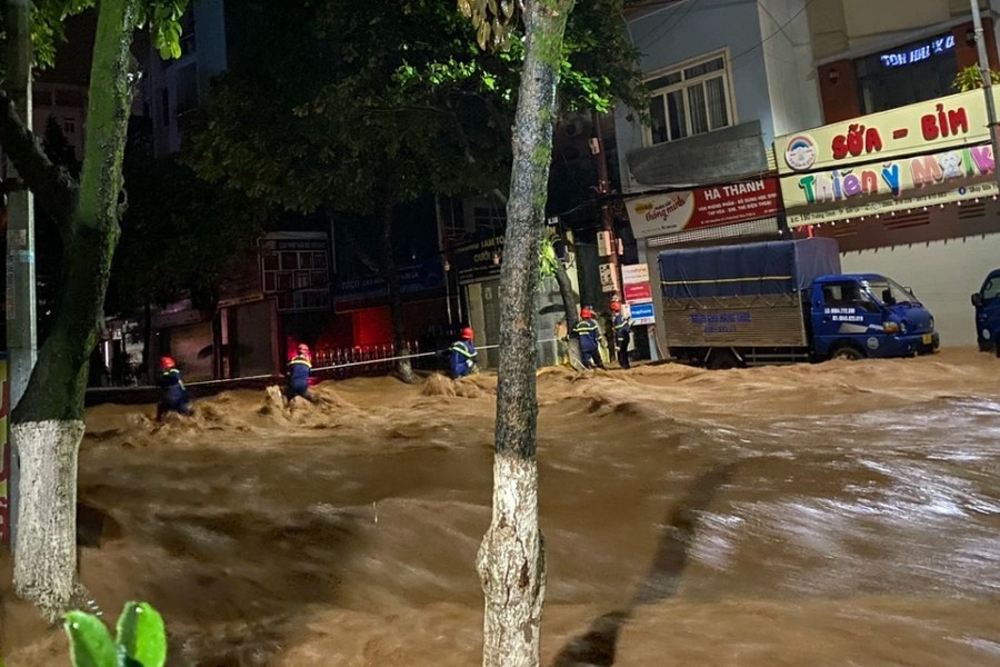 Nước chảy cuồn cuộn trên đường phố Sơn La, lũ tràn vào nhà dân