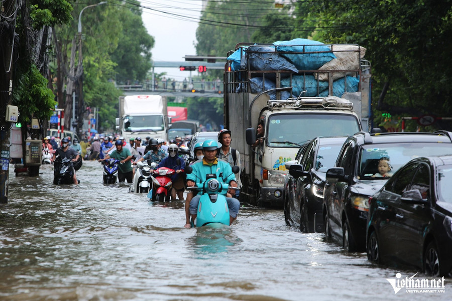 Mưa xối xả nhiều giờ không nghỉ, người Hà Nội 'rẽ sóng, lội xe' trên đường ngập 