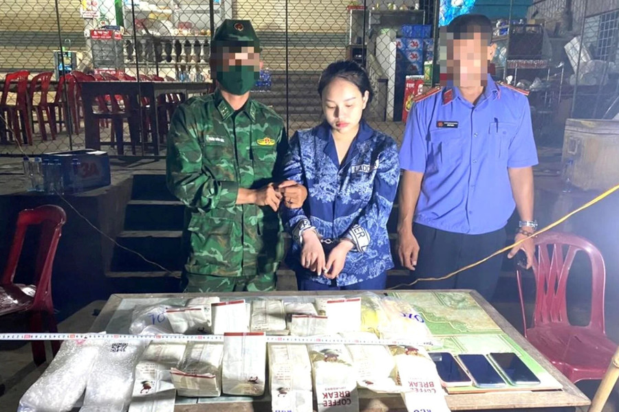 Bắt giữ cô gái trẻ vận chuyển 15kg ma túy, 40 bánh heroin từ Lào về Việt Nam