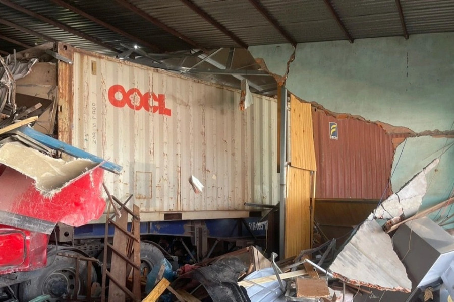Đắk Nông: Container lao vào nhà dân, 3 người tử vong
