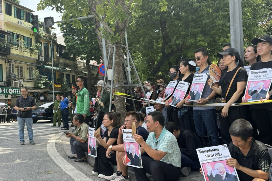 Người dân đổ ra đường chờ đợi tiễn biệt Tổng Bí thư Nguyễn Phú Trọng