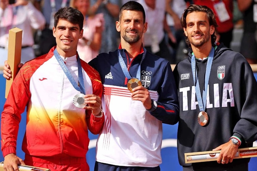 Báo giới quốc tế ca ngợi kỷ lục của Djokovic, Alcaraz khâm phục đàn anh