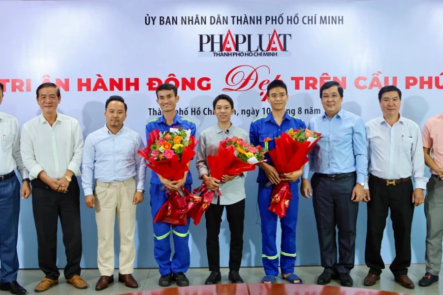 Báo Pháp Luật TP.HCM cùng bạn đọc tri ân hành động đẹp trên cầu Phú Mỹ