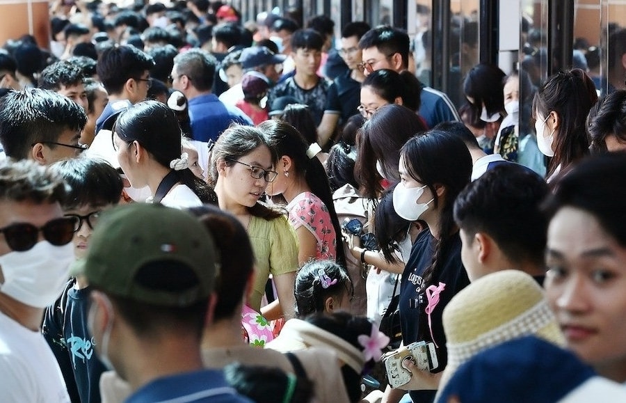 Dân hào hứng trải nghiệm metro Nhổn-Cầu Giấy, kỷ lục 66.078 lượt khách đi tàu