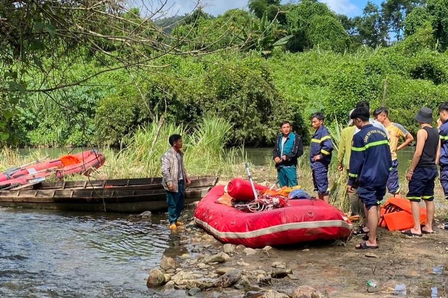 Vụ nhóm học sinh rơi xuống sông: Thêm thi thể nữ sinh được vớt lên bờ