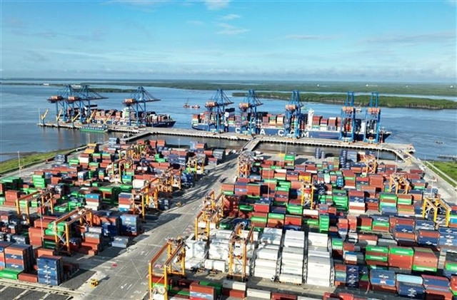 Sea freight rates cool, port volumes break records