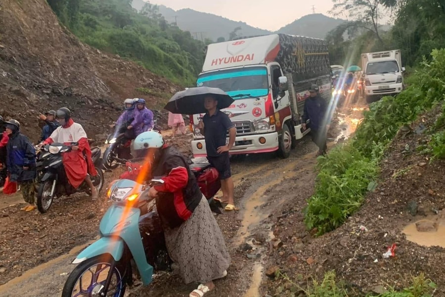 Sạt lở, nước cuồn cuộn tràn quốc lộ 6 qua TP Hòa Bình khiến giao thông tê liệt