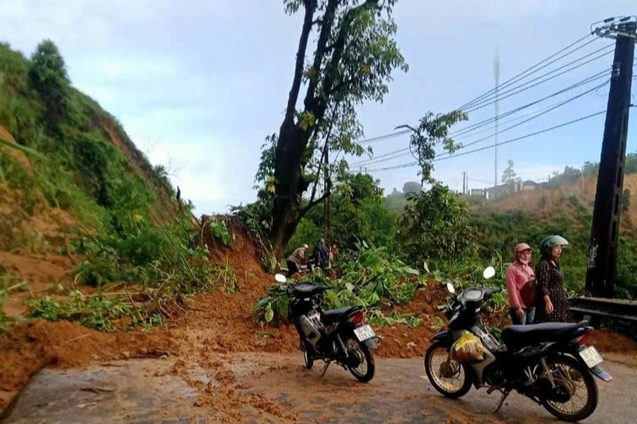 Sạt lở quốc lộ 15C, giao thông tê liệt suốt nhiều giờ