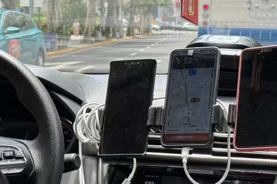 Cạnh tranh khốc liệt, tài xế taxi Trung Quốc 'thủ' sẵn 3, 4 smartphone bên mình