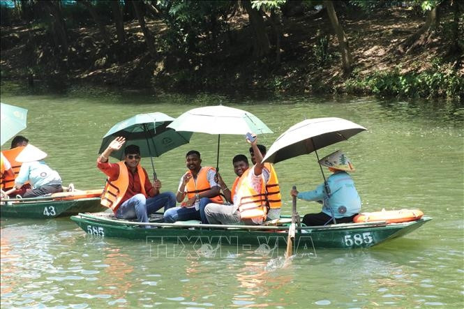 First group of 4,500 Indian visitors tour Trang An Landscape Complex