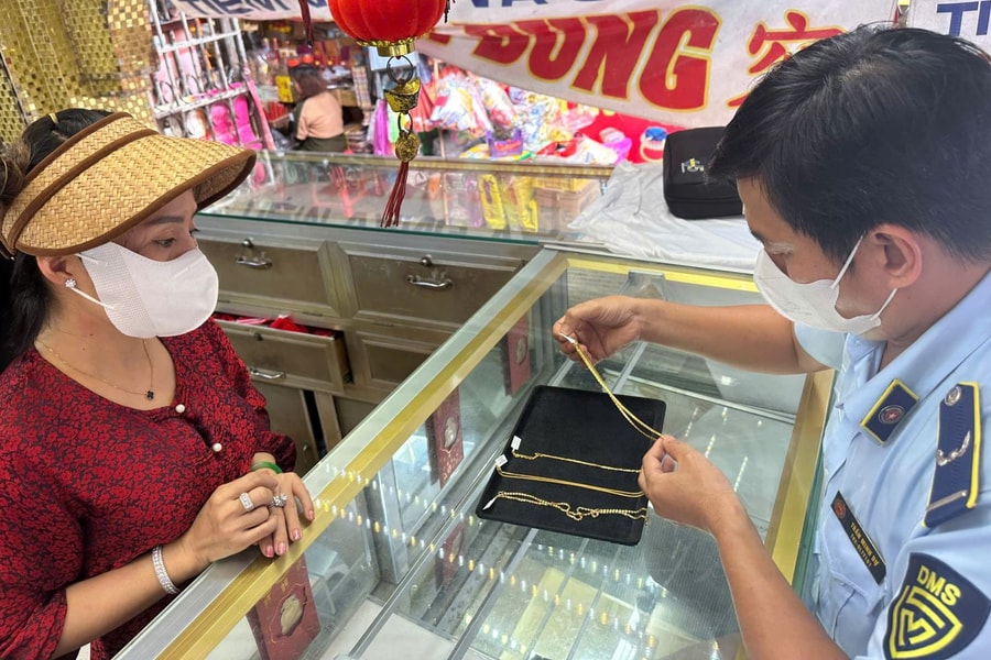 TP Hồ Chí Minh: Đồng loạt kiểm tra tiệm vàng, phát hiện nhiều dây chuyền không rõ nguồn gốc