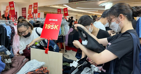 TP HCM khai mạc siêu sale hàng hiệu, quần jean Calvin Klein giá 1,2 triệu, giày Nike chưa tới 1 triệu đồng...