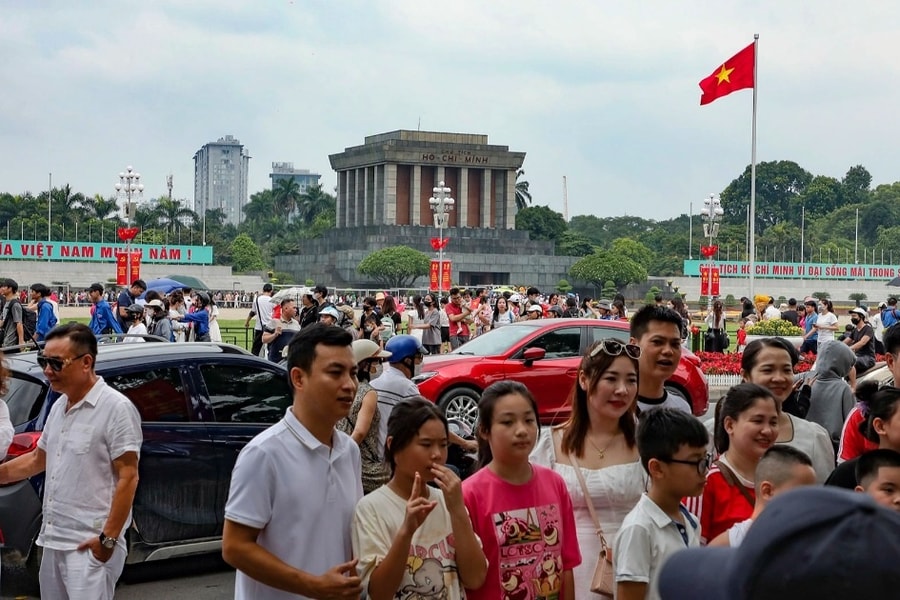 Đông đảo người dân đổ về Quảng trường Ba Đình lịch sử dịp lễ Quốc khánh