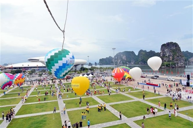 Tourists enjoy first colourful hot balloon festival