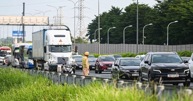 Kết thúc kỳ nghỉ lễ 2/9 sớm, người dân ùn ùn trở về Hà Nội