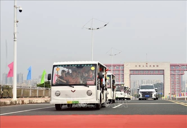 Passenger bus route linking Hạ Long and China’s Nanning City launched