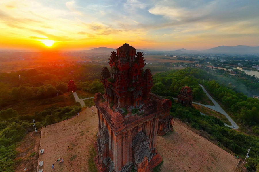 Về Bình Định, ngắm tháp Chăm ngàn tuổi dưới ánh bình minh