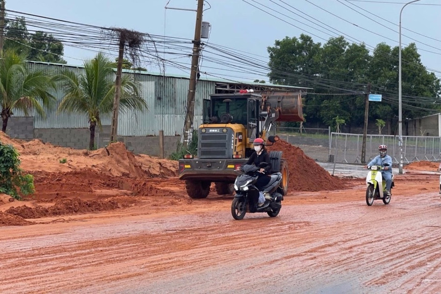 Cô gái trẻ bị lũ cát cuốn trôi trên đường nối Phan Thiết - Mũi Né