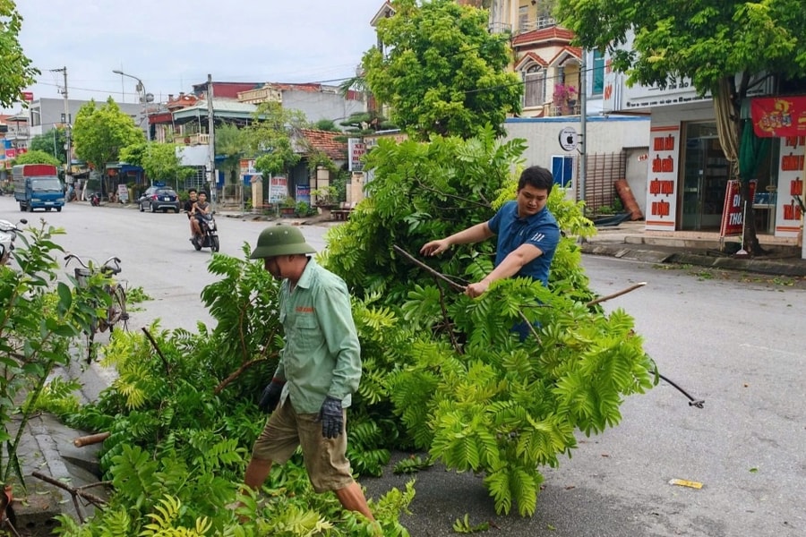 Người dân Nam Định hối hả chuẩn bị để ứng phó với bão Yagi