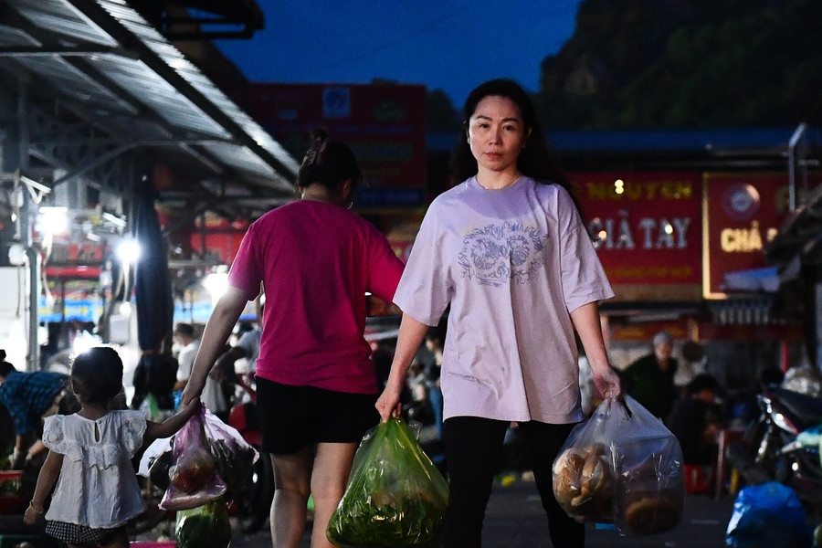 Dân vùng biển 'càn quét' rau củ về tích trữ trước giờ siêu bão Yagi đổ bộ