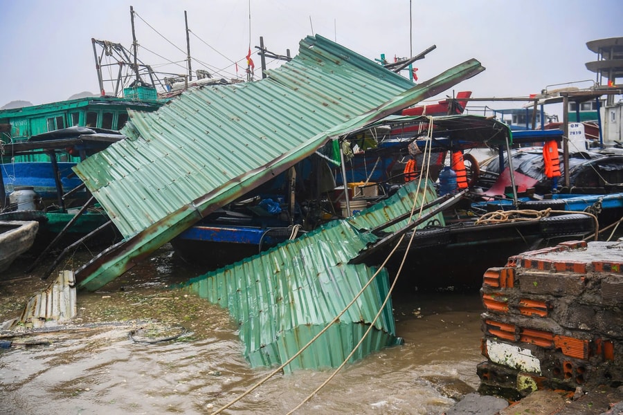 Dân Quảng Ninh kể lại phút kinh hoàng bão Yagi quét qua 'mái tôn ầm ập bay như diều'